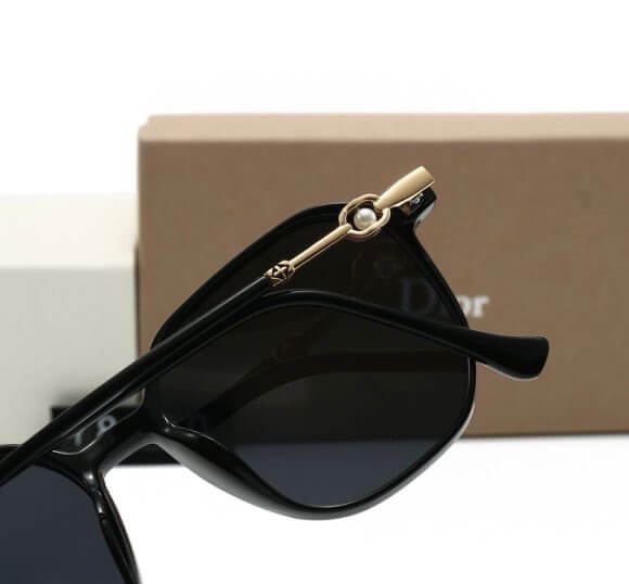 Classic Simple Large Frame Thin Temple Sunglasses