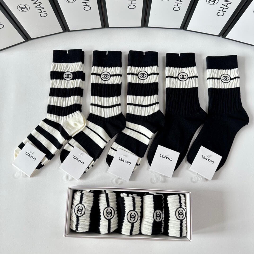 Embroidered Mid-Length Socks