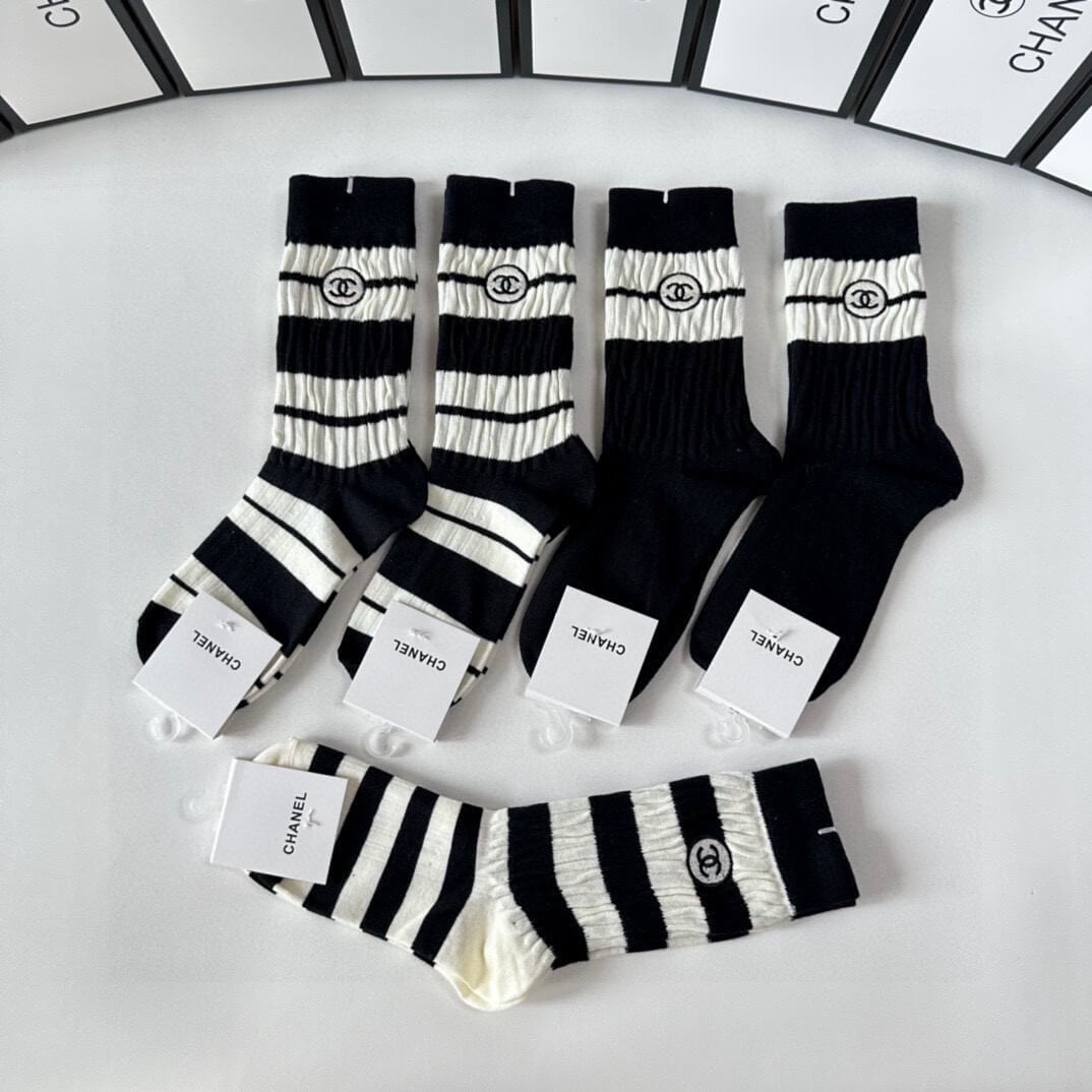 Embroidered Mid-Length Socks