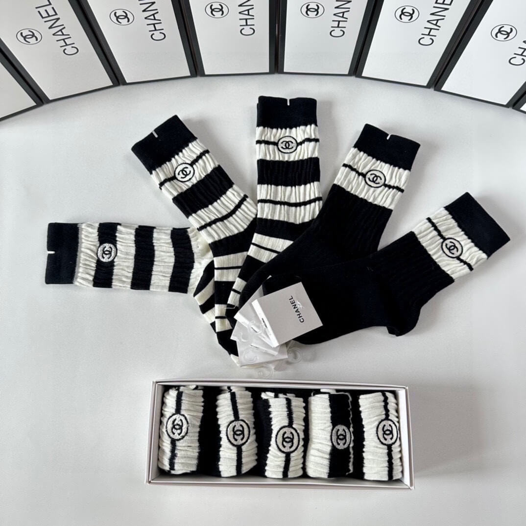 Embroidered Mid-Length Socks